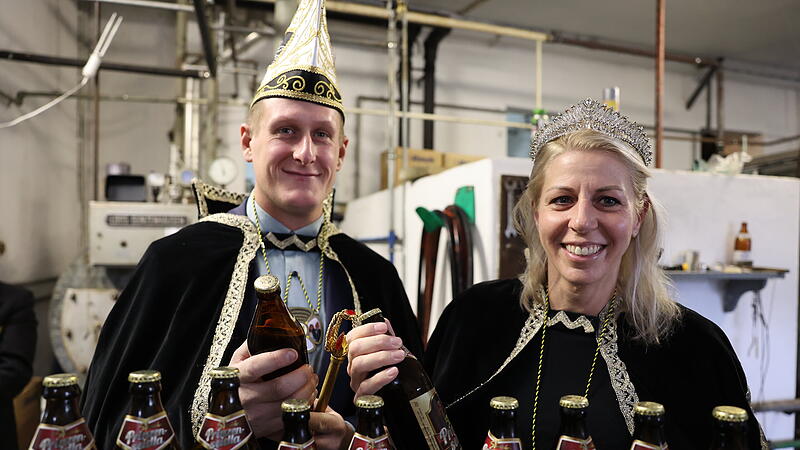 Bei diesen Flaschen m&uuml;ssen Prinzessin Caroline und Prinz Jonas lachen: Denn ihr Bild prangt auf dem Prinzen-Seidla.