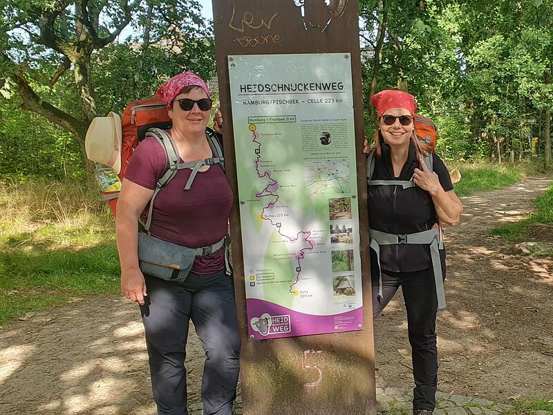 Die beiden Wanderinnen vor einer Informationstafel