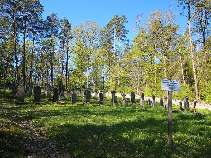 Der ökumenische Besinnungsweg führt vorbei an zwei Judenfriedhöfen. Hier der größere bei Memmelsdorf.