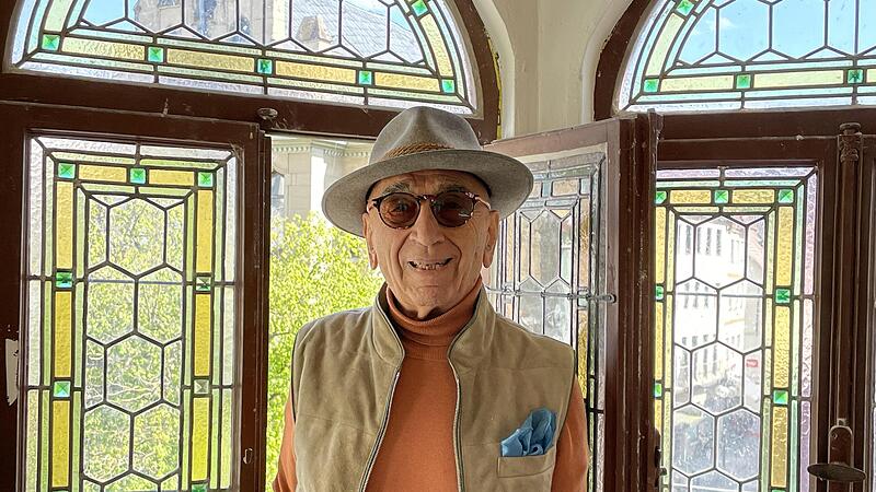 Ahmad Khonsari in seinem Haus in der Bad Kissinger Weingasse, das er 2015 teils zur einer Geschäftszeile umbauen ließ. Ahmad Khonsari in seinem Haus in der Bad Kissinger Weingasse, das er 2015 teils zur einer Geschäftszeile umbauen ließ.