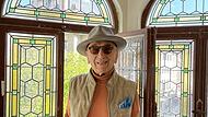 Ahmad Khonsari in seinem Haus in der Bad Kissinger Weingasse, das er 2015 teils zur einer Geschäftszeile umbauen ließ.