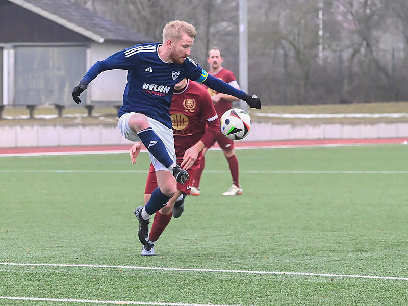 Feine Ballannahme von Leo Scheler beim Test gegen den TV Ebern.