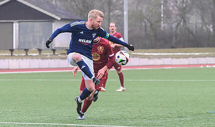 Feine Ballannahme von Leo Scheler beim Test gegen den TV Ebern.