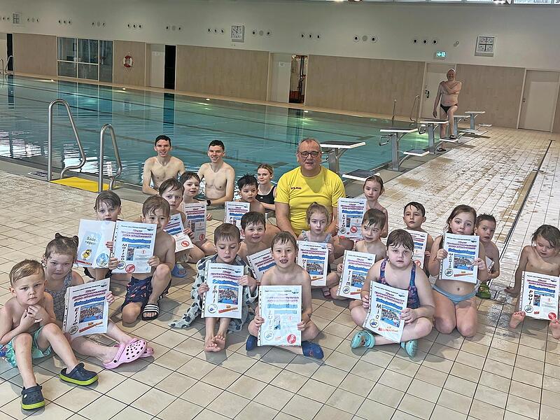Erfolgreiche Kinder mit ihren Urkunden. Erfolgreiche Kinder mit ihren Urkunden.