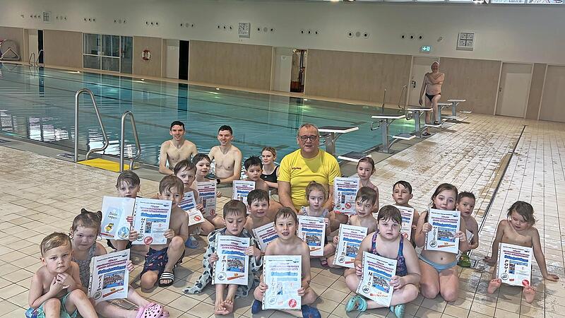 Erfolgreiche Kinder mit ihren Urkunden. Erfolgreiche Kinder mit ihren Urkunden.