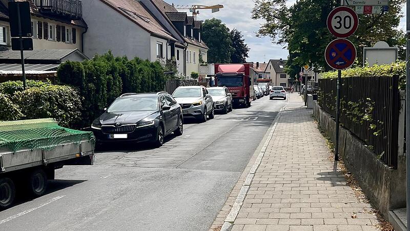 Der Durchgangsverkehr staut sich in der Friedhofstra&szlig;e vom Forchheimer Tor bis zur Grundschule in Neunkirchen. Zeitpunkt der Aufnahme: Freitag, 15 Uhr.Forchheim & Fr&auml;nkische Schweiz