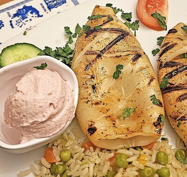 Gef&uuml;llte Kalamari mit Fischeiersalat geh&ouml;ren zu den neuen Gerichten auf der Speisekarte.