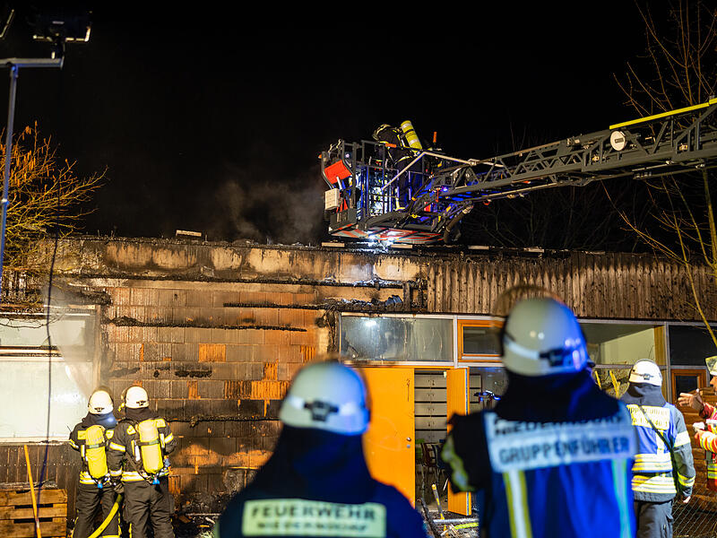 Brand an Montessorischule: Flammen greifen auf Holzfassade &uuml;berBrand Montessorischule