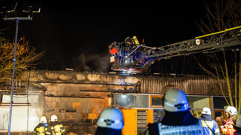 Brand an Montessorischule: Flammen greifen auf Holzfassade &uuml;berBrand Montessorischule