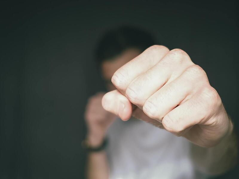 Der 15-J&auml;hrige wollte dem Beamten auch die Dienstwaffe entrei&szlig;en.