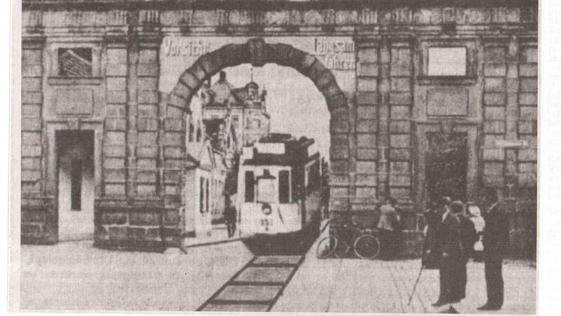 Die Stadtbahn auf der Fahrt durch das N&uuml;rnberger Tor in Richtung S&uuml;den. Solche Pl&auml;ne wurden Anfang des 20. Jahrhunderts ernsthaft im Erlanger Stadtmagistrat diskutiert. Der Erste Weltkrieg machte dem dann ein Ende.