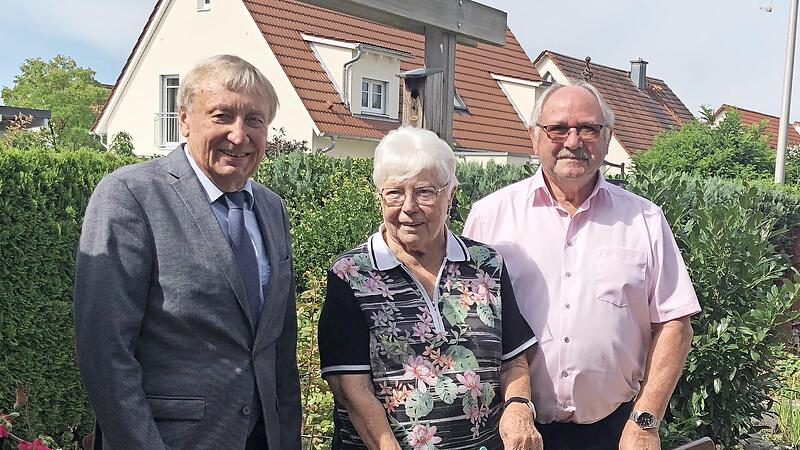 Stellvertretender Landrat Otto Siebenhaar (rechts) und B&uuml;rgermeister Paul Steins gratulieren Martha Hormes-Linnemann zum 90. Geburtstag.