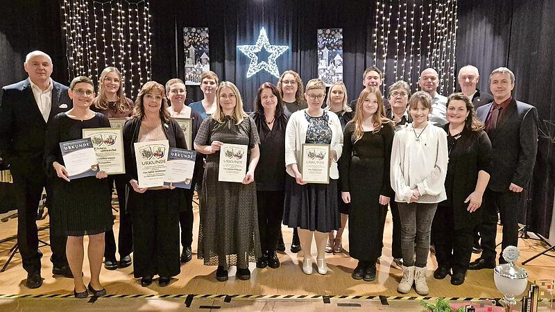 Die Geehrten beim Fanfaren- und Spielmannszug mit Bernd Werner (Vorsitzender), Julitta Ott (Dritte Bürgermeisterin), Andrea Echaniz-Gerhard (Nordbayerischer Musikbund) und Manuel Gumpert (Zweiter Vorsitzender). Die Geehrten beim Fanfaren- und Spielmannszug mit Bernd Werner (Vorsitzender), Julitta Ott (Dritte Bürgermeisterin), Andrea Echaniz-Gerhard (Nordbayerischer Musikbund) und Manuel Gumpert (Zweiter Vorsitzender).