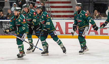 Alexander Malinowski (Mitte) durfte gegen Lindau spielen, fehlte in Passau. Am zweiten Oberliga-Wochenende k&ouml;nnte es f&uuml;r den Alligators-St&uuml;rmer wieder so laufen.