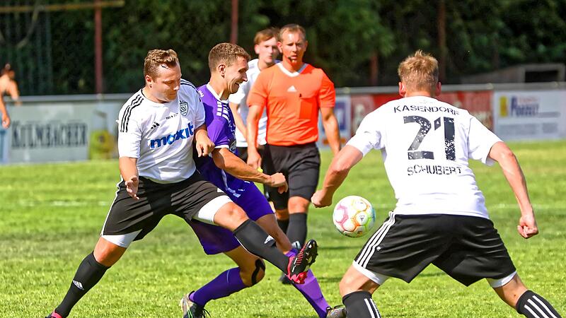 Die Kasendorfer verloren das Vorbereitungsspiel gegen den Regionalliga-Aufsteiger FC Eintracht Bamberg mit 0:4. Hier attackiert der Kasendorfer Patrick Gunzelmann (links) den Bamberger Patrick G&ouml;rtler.