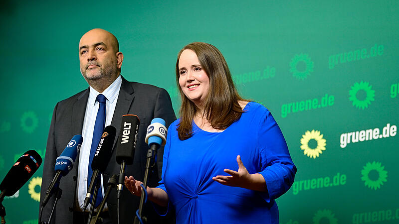 25.09.2024, Berlin: Gr&uuml;nen-Parteivorsitzende Ricarda Lang (r) und Omid Nouripour sprechen bei einem Statement in der Bundesgesch&auml;ftsstelle B&uuml;ndnis 90/Die Gr&uuml;nen. Foto: Fabian Sommer/dpa +++ dpa-Bildfunk +++