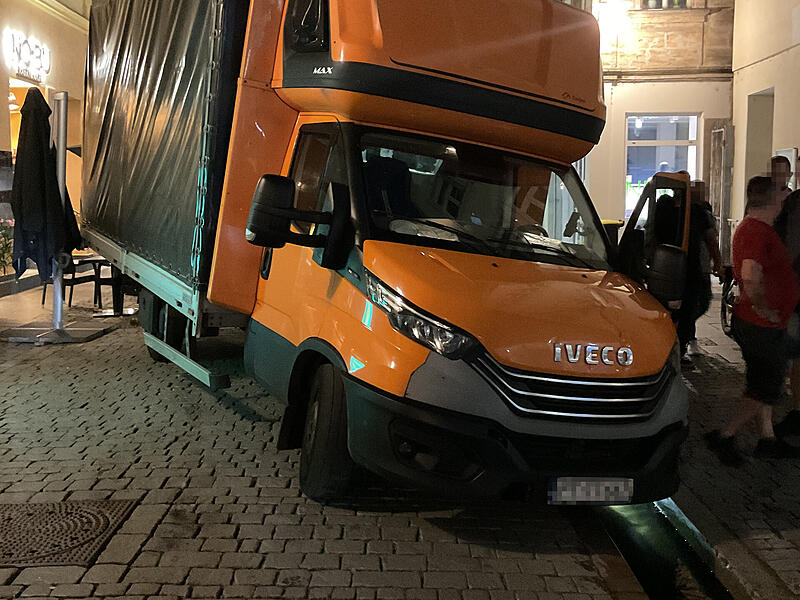 Ein Transporter ist am Mittwochabend ins Forchheimer Bächla gefahren.