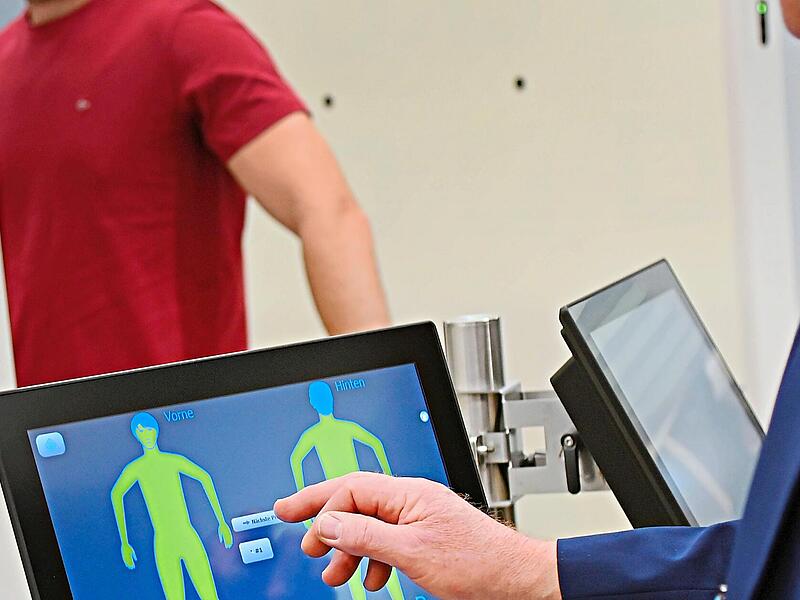 Bei Kontrollen an Flughäfen wird die klassische Torsonde zunehmend durch Körperscanner ersetzt.Sven Simon, imago Bei Kontrollen an Flughäfen wird die klassische Torsonde zunehmend durch Körperscanner ersetzt.Sven Simon, imago