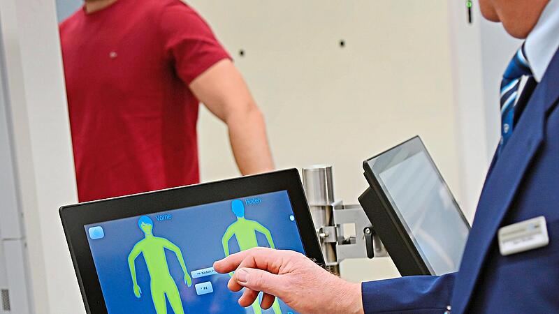Bei Kontrollen  an Flugh&auml;fen wird die klassische Torsonde zunehmend durch K&ouml;rperscanner ersetzt.Sven Simon, imago