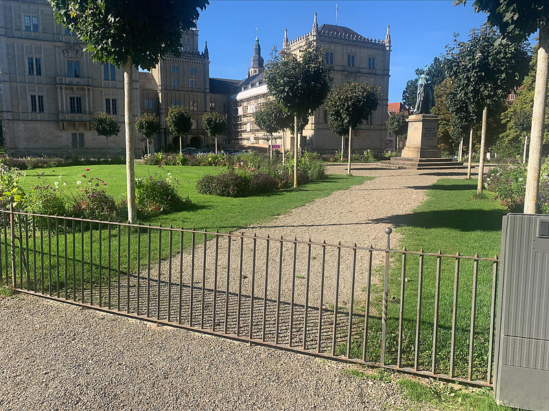 Zwischenzeitlich war das Rondell auf dem Schlossplatz in Coburg wieder an drei von vier Seiten verschlossen.