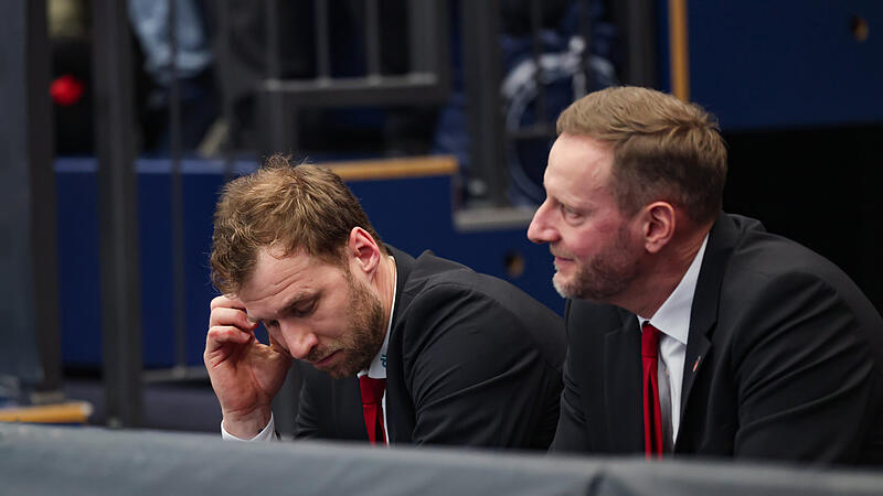 Bambergs Trainer Anton Gavel (links) und Co-Trainer Arne Woltmann haderten mit der Niederlage im Pokalfinale gegen den MBC.