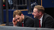 Bambergs Trainer Anton Gavel (links) und Co-Trainer Arne Woltmann haderten mit der Niederlage im Pokalfinale gegen den MBC. Bambergs Trainer Anton Gavel (links) und Co-Trainer Arne Woltmann haderten mit der Niederlage im Pokalfinale gegen den MBC.