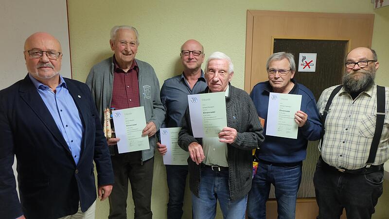 Von links: Heinz Amling (Vizepräsident), Armin Meister (40 Jahre), Paul Braun (25 Jahre), Erhard Mangold (25 Jahre), Gerhard Heilmann (50 Jahre), Hubert Back (1. Vorsitzender).