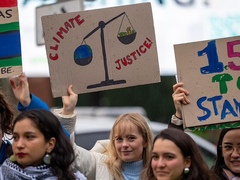 Klima-Protest vor dem internationalen Gerichtshof