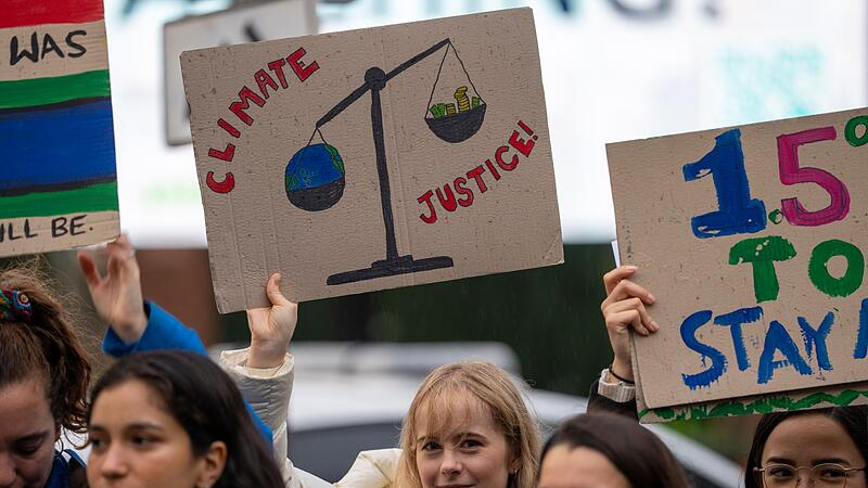 Klima-Protest vor dem internationalen Gerichtshof Klima-Protest vor dem internationalen Gerichtshof