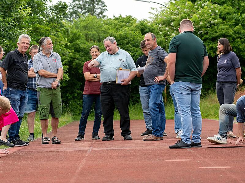 Zur ersten Ortseinsicht seit Jahren ging es für das neue Gremium rund um Bürgermeister Dieter Reisenweber (Mitte) auf die Außenanlagen der Grundschule. Zur ersten Ortseinsicht seit Jahren ging es für das neue Gremium rund um Bürgermeister Dieter Reisenweber (Mitte) auf die Außenanlagen der Grundschule.