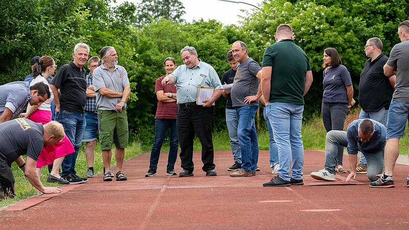 Zur ersten Ortseinsicht seit Jahren ging es f&uuml;r das neue Gremium rund um B&uuml;rgermeister Dieter Reisenweber (Mitte) auf die Au&szlig;enanlagen der Grundschule.