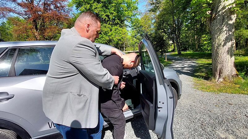 Stefan Schleicher zeigt, wie man eine Zielperson schützt Stefan Schleicher zeigt, wie man eine Zielperson schützt