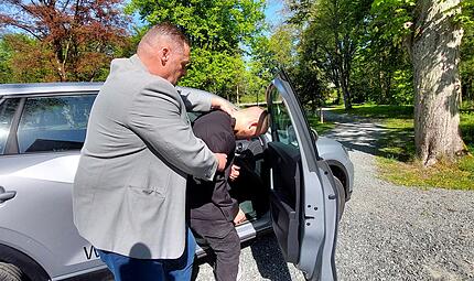 Stefan Schleicher zeigt, wie man eine Zielperson sch&uuml;tzt