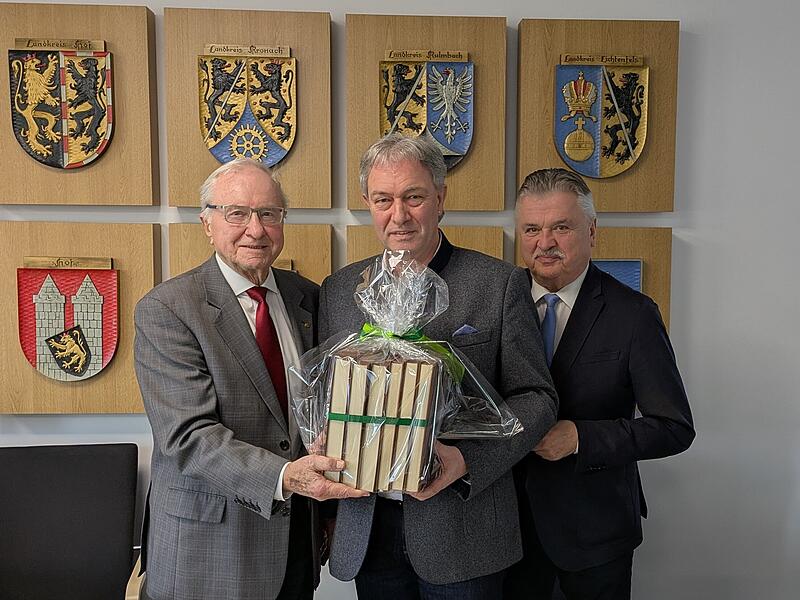 Neuer Vorsitzender Landrat Klaus L&ouml;ffler (Mitte) mit dem scheidenden Vorsitzenden  Heinz K&ouml;hler (links) und dem stellvertretenden Vorsitzenden Landrat Klaus Peter S&ouml;llner.