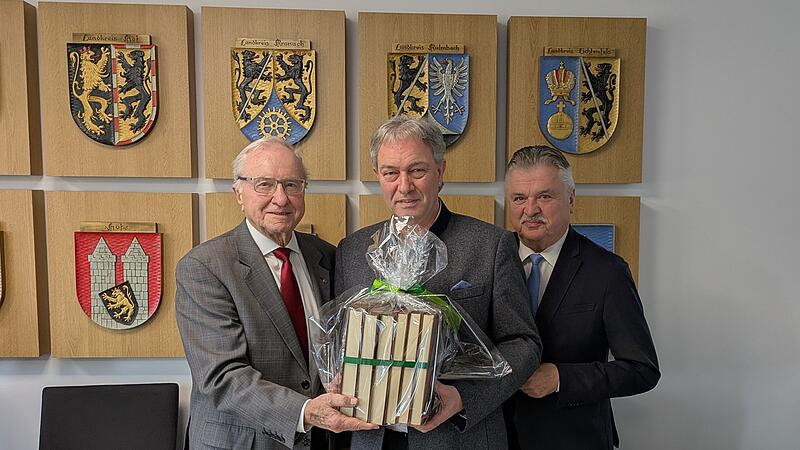 Neuer Vorsitzender Landrat Klaus L&ouml;ffler (Mitte) mit dem scheidenden Vorsitzenden  Heinz K&ouml;hler (links) und dem stellvertretenden Vorsitzenden Landrat Klaus Peter S&ouml;llner.