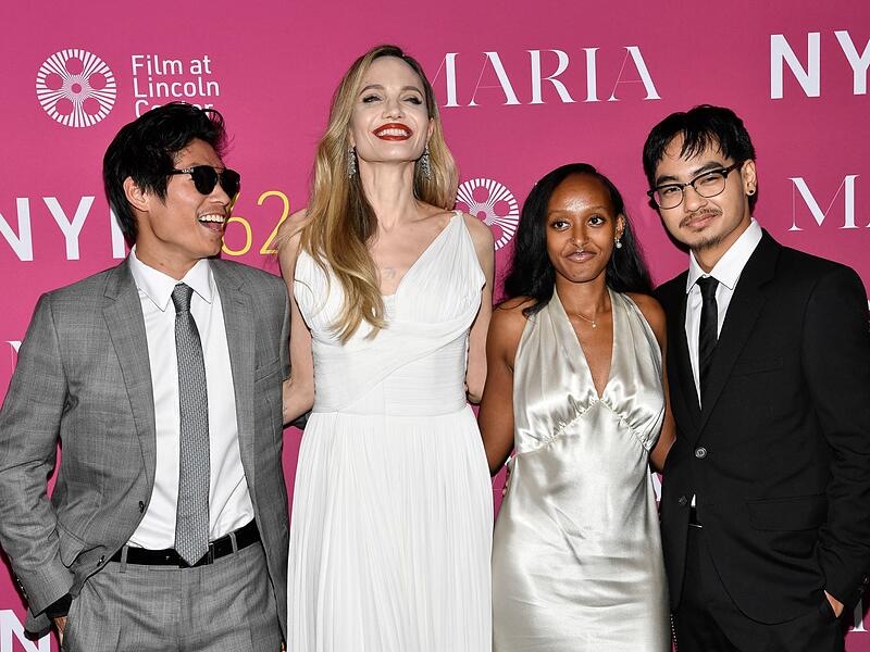 Angelina Jolie mit ihren Kindern Pax (l-r), Zahara und Maddox