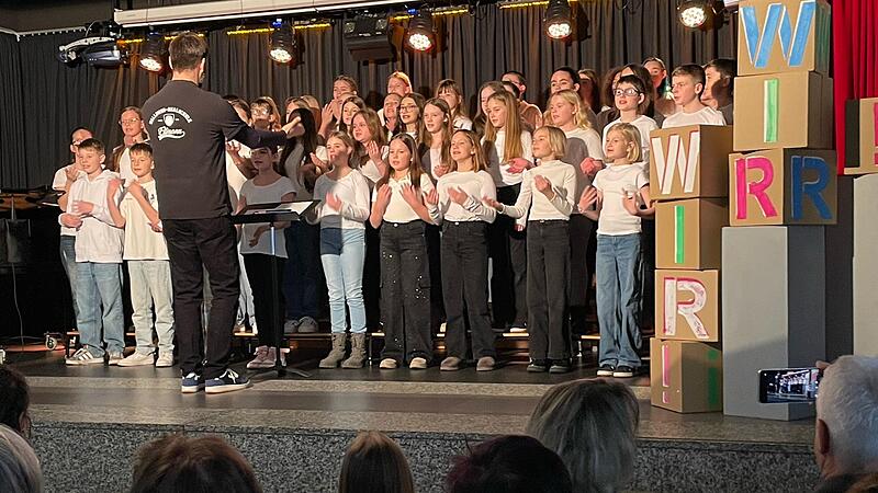 Die Chorklassen unter Leitung von Sebastian Franz mit ihrem Lied.