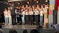 Die Chorklassen unter Leitung von Sebastian Franz mit ihrem Lied.
