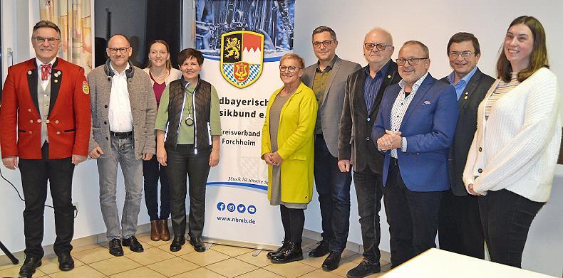 Der Kreisvorstand mit Polit- und Verbandsprominenz, links Gastgeber J&uuml;rgen Kupfer, Vorsitzender der Bl&auml;sergruppe Pautzfeld, daneben Florian H&ouml;lzl, der Chef des neuen Musik- und Spielmannszugs Forchheim