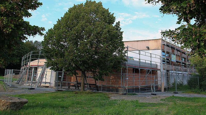 Die Arbeiten f&uuml;r die Generalsanierung der Mehrzweckhalle schreiten voran. In der Sitzung des Rannunger Gemeinderates wurde die Vergabe zweier Gewerke auf die n&auml;chste Sitzung verschoben.