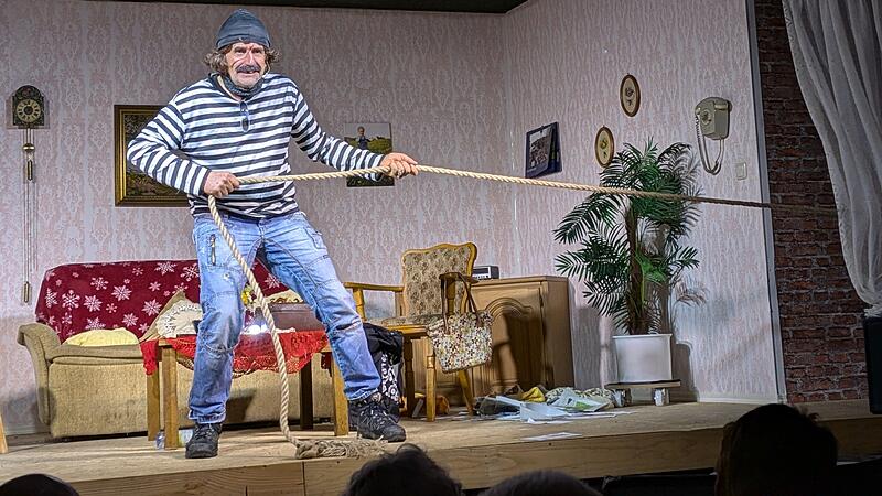 Laienschauspieler Herbert Kohl von der Theatergruppe Geroda/Platz &uuml;berzeugte in der Kriminalkom&ouml;die "Bankraub mit Rollator" von Viola Sch&ouml;&szlig;ler.