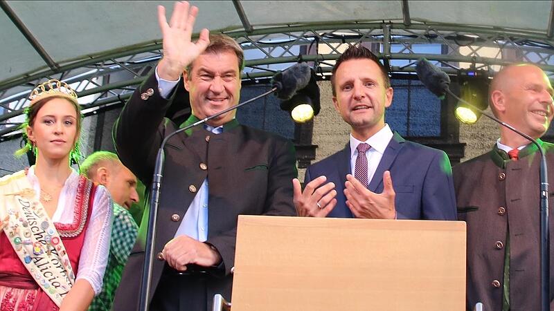 Ministerpr&auml;sident Markus S&ouml;der (Zweiter von links) sowie Korbstadtk&ouml;nigin Alicia und einige Lokalpolitiker w&uuml;nschten dem Korbmarkt am Freitagabend einen guten Verlauf.