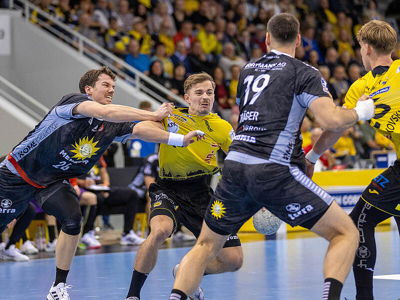 Im Oktober noch Gegenspieler, k&uuml;nftig Teamkollegen: HSC-Neuzugang Sven We&szlig;eling (links) und Kapit&auml;n Jakob Knauer.