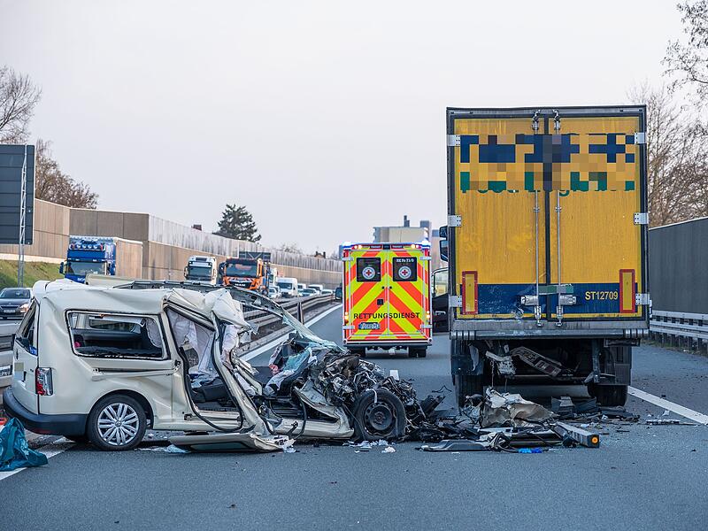 Bei einem schweren Auffahrunfall auf der Autobahn A73 bei Forchheim ist am Montagnachmittag ein Autofahrer gestorben.