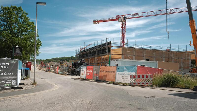 Straßenbauarbeiten finden von Sonntag, 15. Juni, bis Samstag, 12. Juli, im Bereich der Henneberg-Grundschule statt. Straßenbauarbeiten finden von Sonntag, 15. Juni, bis Samstag, 12. Juli, im Bereich der Henneberg-Grundschule statt.