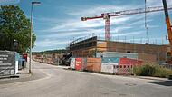 Straßenbauarbeiten finden von Sonntag, 15. Juni, bis Samstag, 12. Juli, im Bereich der Henneberg-Grundschule statt. Straßenbauarbeiten finden von Sonntag, 15. Juni, bis Samstag, 12. Juli, im Bereich der Henneberg-Grundschule statt.
