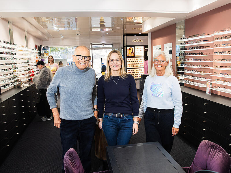 Werner Lamprecht, Corinna Lamprecht und Ute Adam-Lamprecht im Gesch&auml;ft am Gabelmann. Optik Kastner, am Gabelmann in Bamberg gelegen, gibt es seit 130 Jahren.
