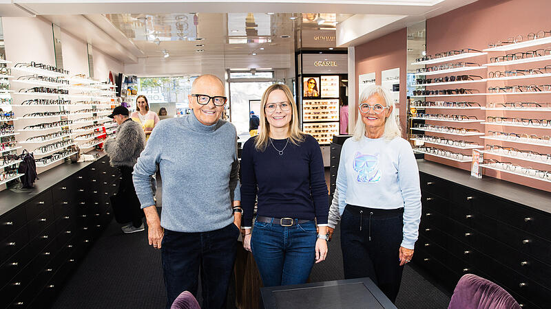 Optik Kastner Werner Lamprecht, Corinna Lamprecht und Ute Adam-Lamprecht im Geschäft am Gabelmann. Optik Kastner, am Gabelmann in Bamberg gelegen, gibt es seit 130 Jahren.