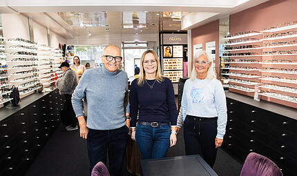 Werner Lamprecht, Corinna Lamprecht und Ute Adam-Lamprecht im Gesch&auml;ft am Gabelmann. Optik Kastner, am Gabelmann in Bamberg gelegen, gibt es seit 130 Jahren.