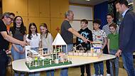 Die Schüler des CVG zeigen Bürgermeister Robert Bosch (rechts) gemeinsam mit Andreas Schobert (links) und Bernwart Engelen  ihre Modelle.